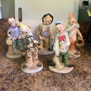 5 Clown figurines playing instruments